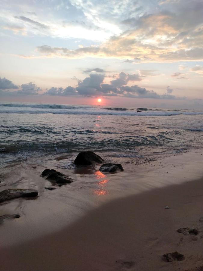 Near Beach Rest Unawatuna Exterior foto